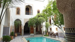 من حمّامات السباحة المغطاة، حمّام سباحة خارجي