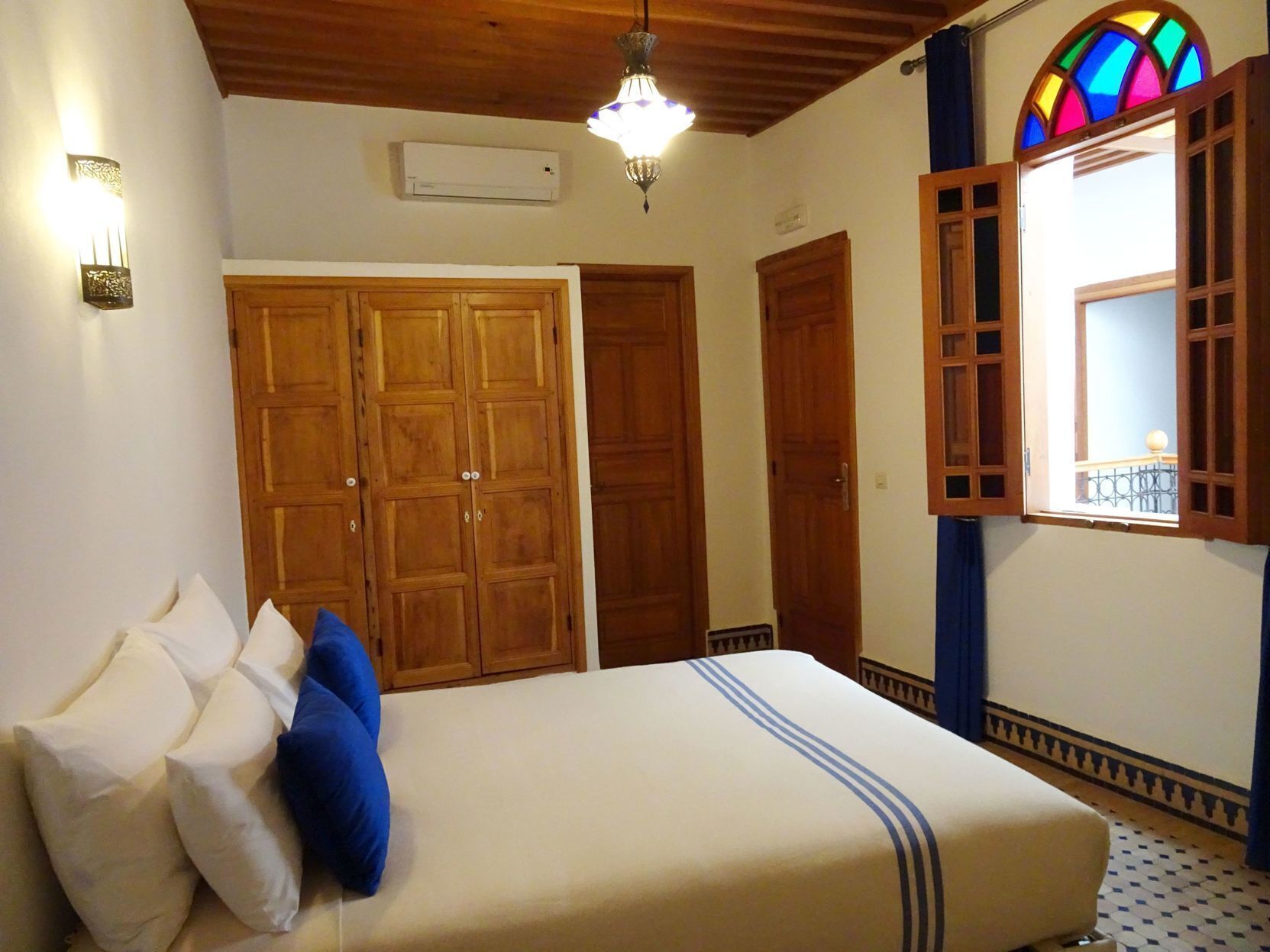 Ropa de cama de alta calidad, colchones con pillow-top y minibar 
