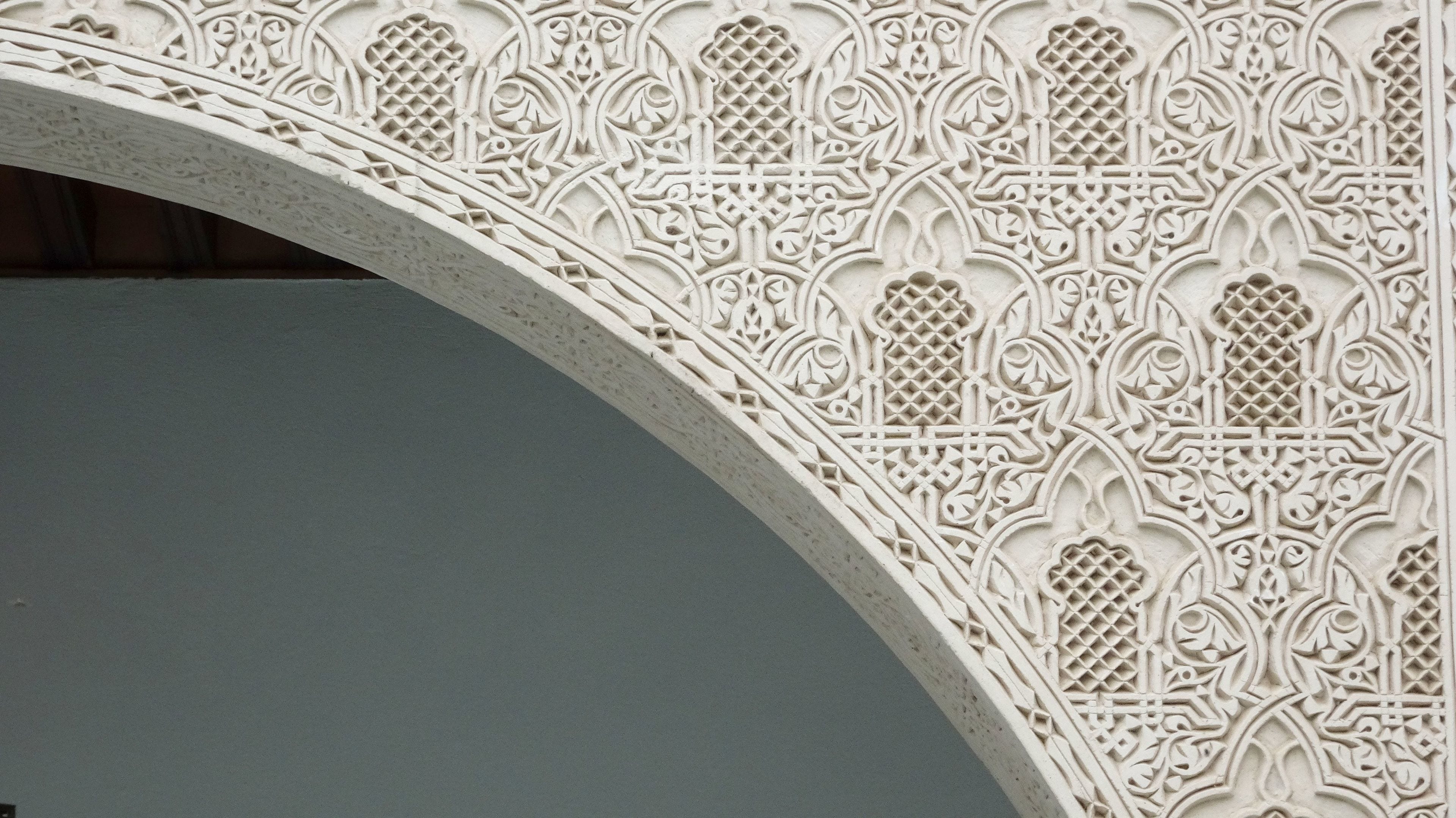 Un detallado relieve arquitectónico con motivos geométricos y florales.