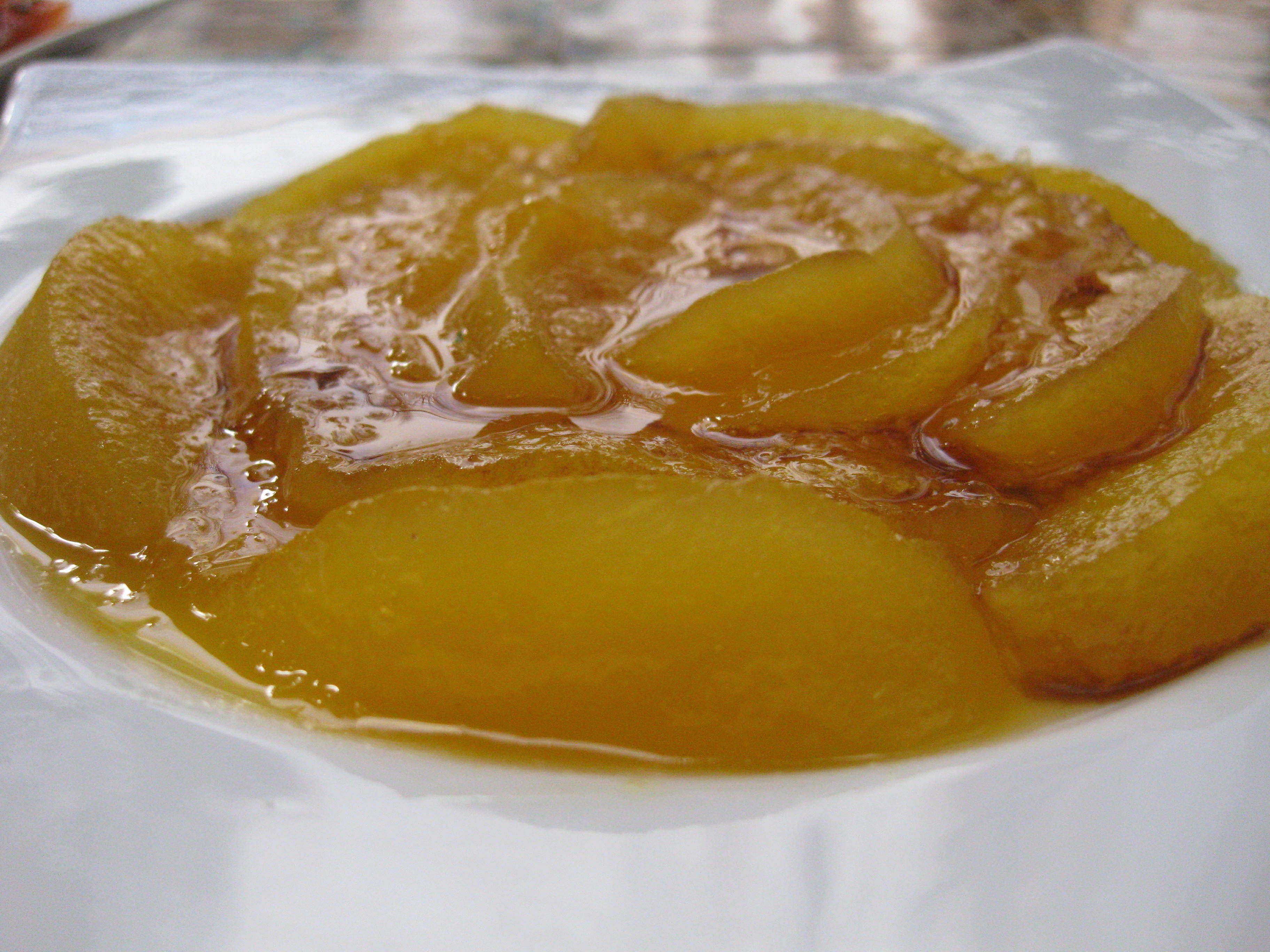 Ein Nahaufnahme von einem Dessert mit karamellisierter Oberfläche.