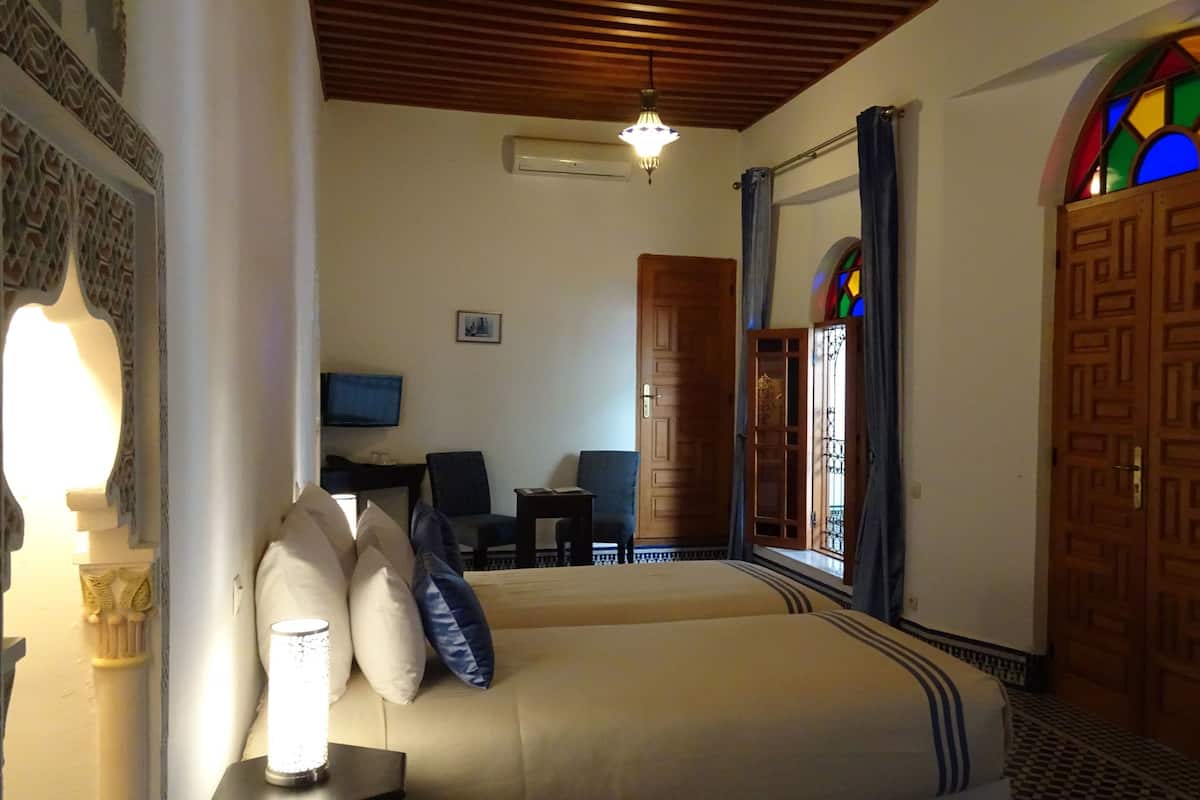 Suite (Saphir) | Ropa de cama de alta calidad, colchones con acolchado adicional, minibar