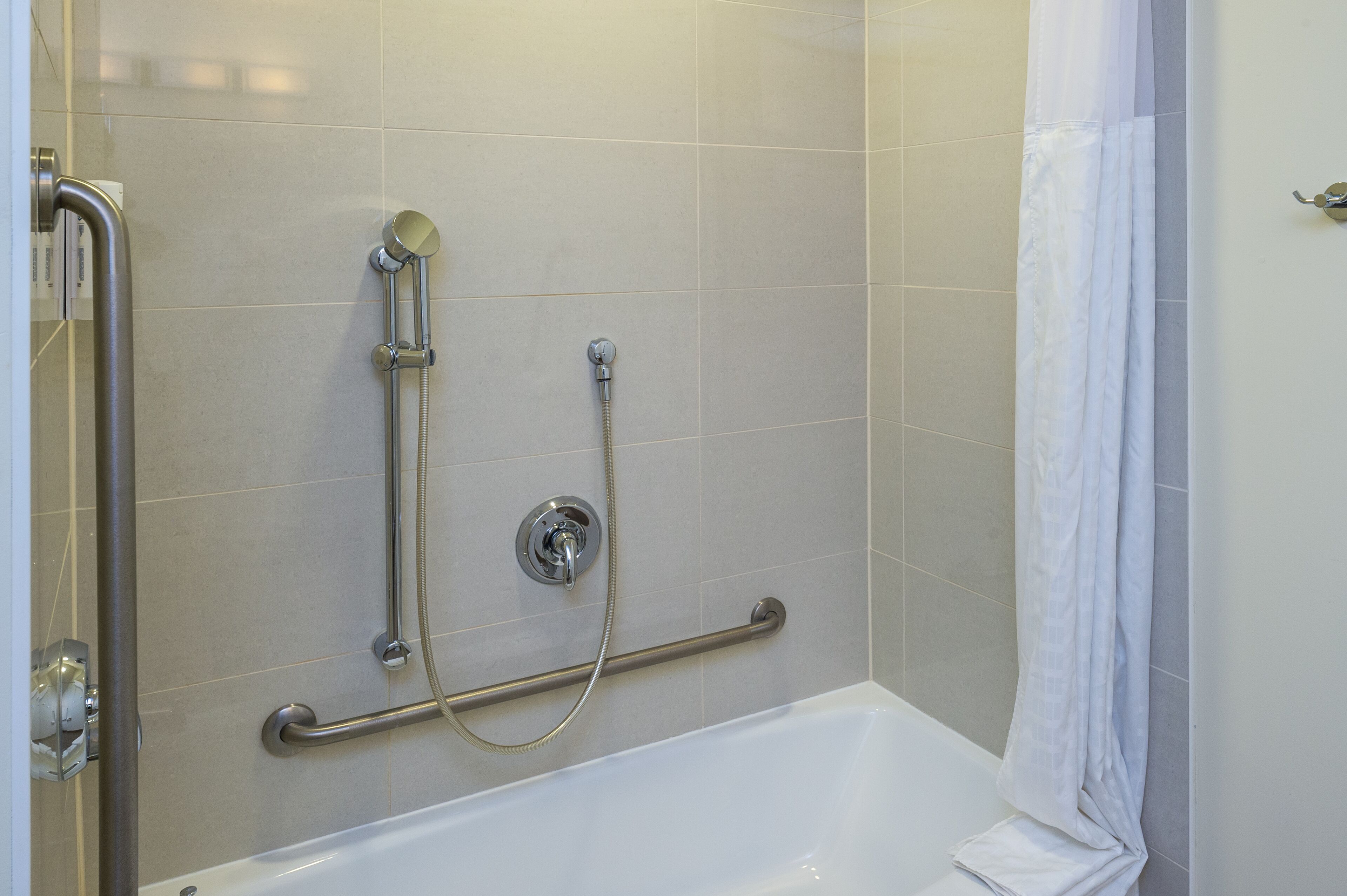 room, 1 king bed, non smoking | bathroom | combined shower/bathtub, free toiletries, hair dryer, towels