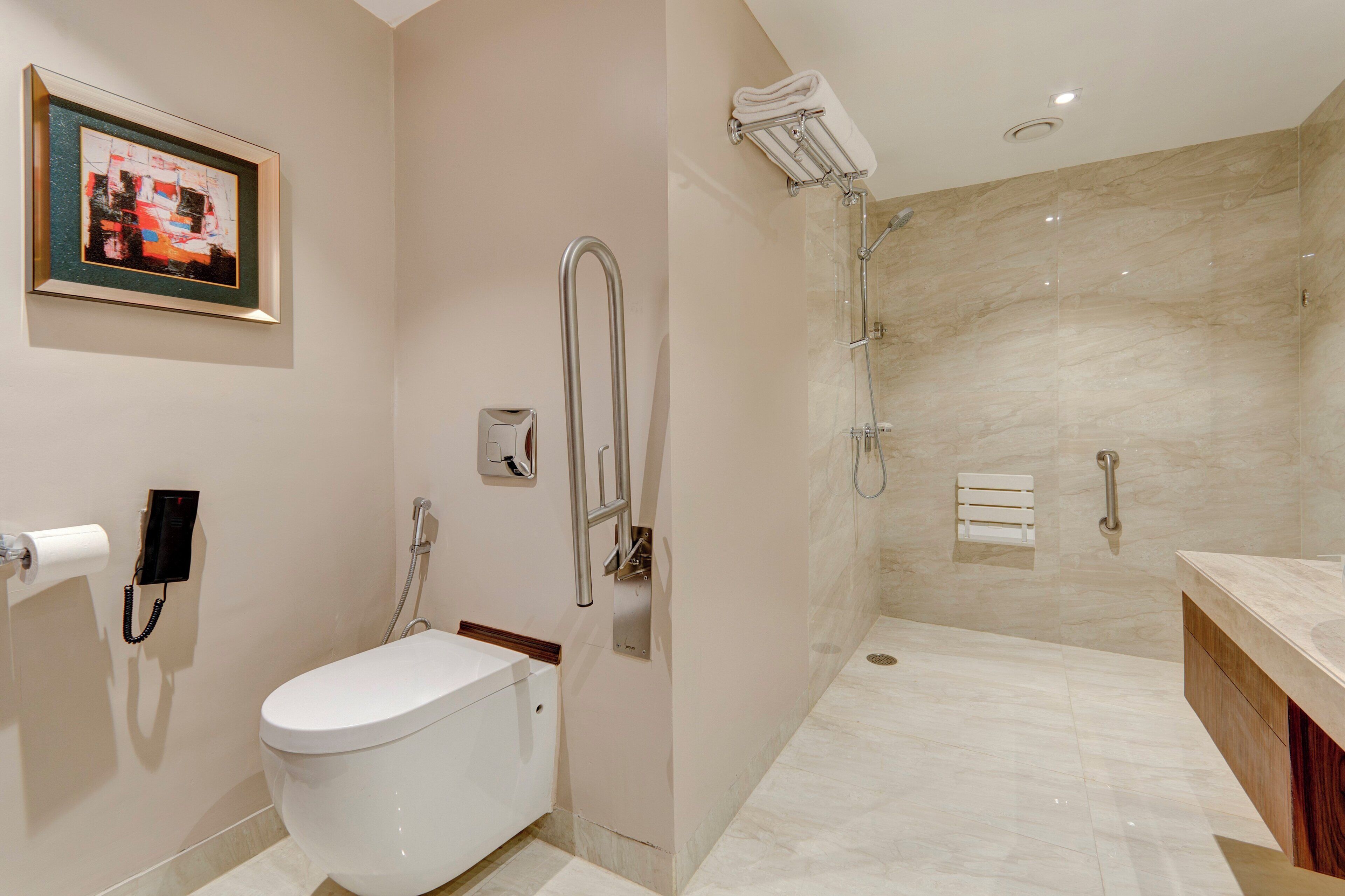 Un baño moderno con inodoro, ducha y lavabo.