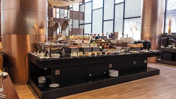 供应早餐、午餐和晚餐