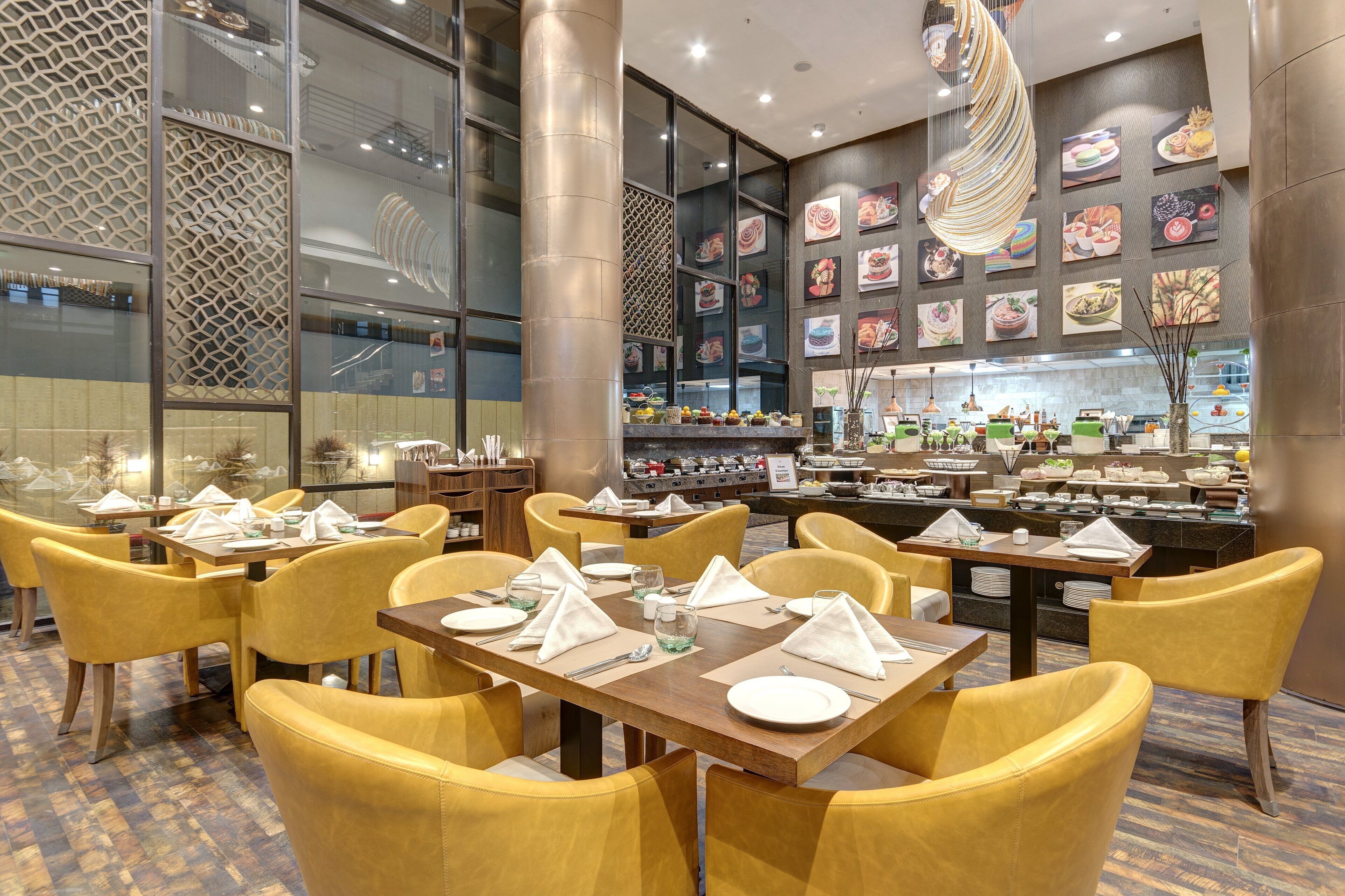 Serveert ontbijt, lunch en diner