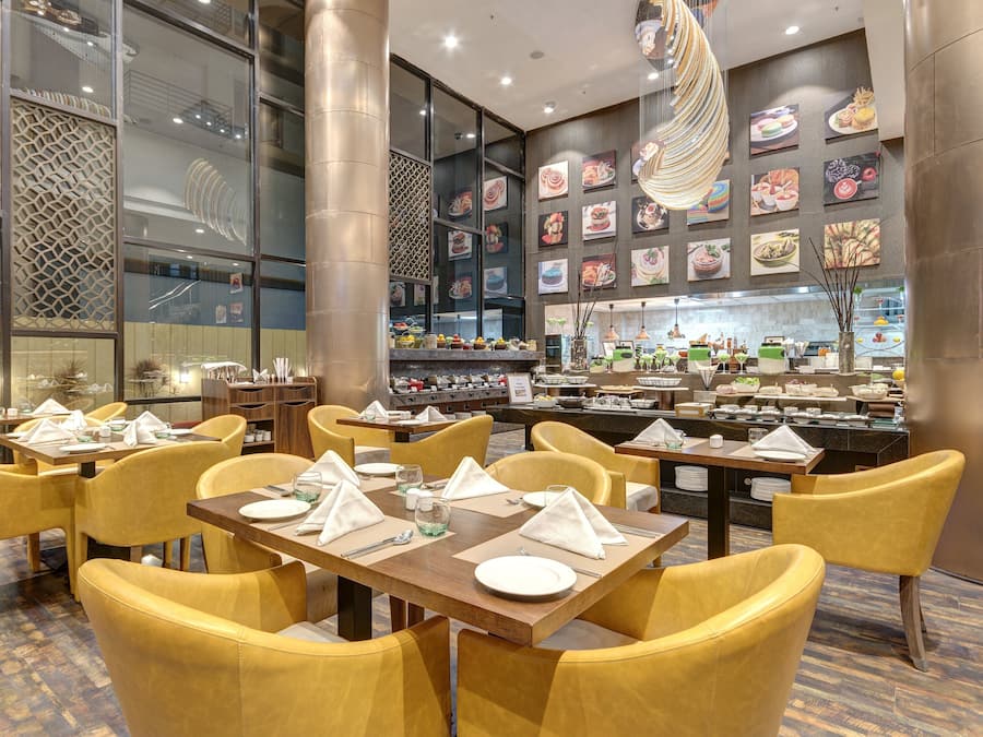 Serveert ontbijt, lunch en diner