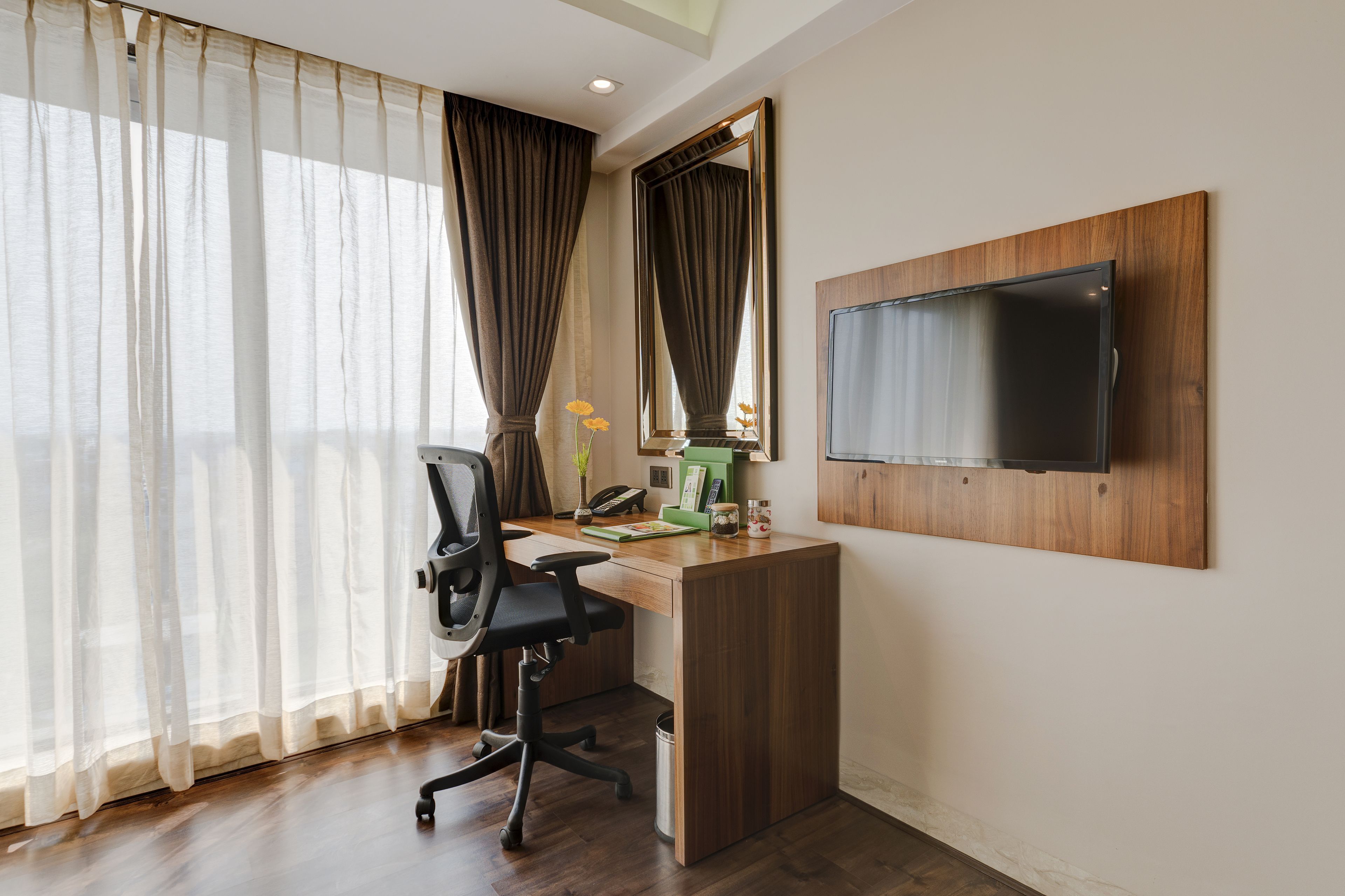 standard room, 1 king bed | 1 bedroom, minibar, in-room safe, desk