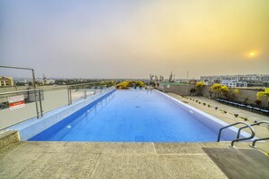 Outdoor pool - Holiday Inn Kolkata Airport by IHG (Barasat)