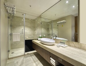 Regadera, amenidades de baño gratuitas, secadora de cabello, batas 