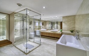 Suite, 1 cama de matrimonio grande, vistas a la ciudad | Baño | Ducha, artículos de higiene personal gratuitos y secador de pelo