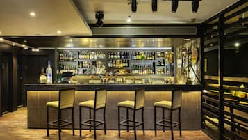 Serves dinner and happy hour