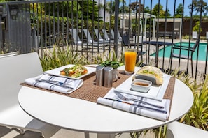 Frukost enligt egen beställning varje dag mot avgift