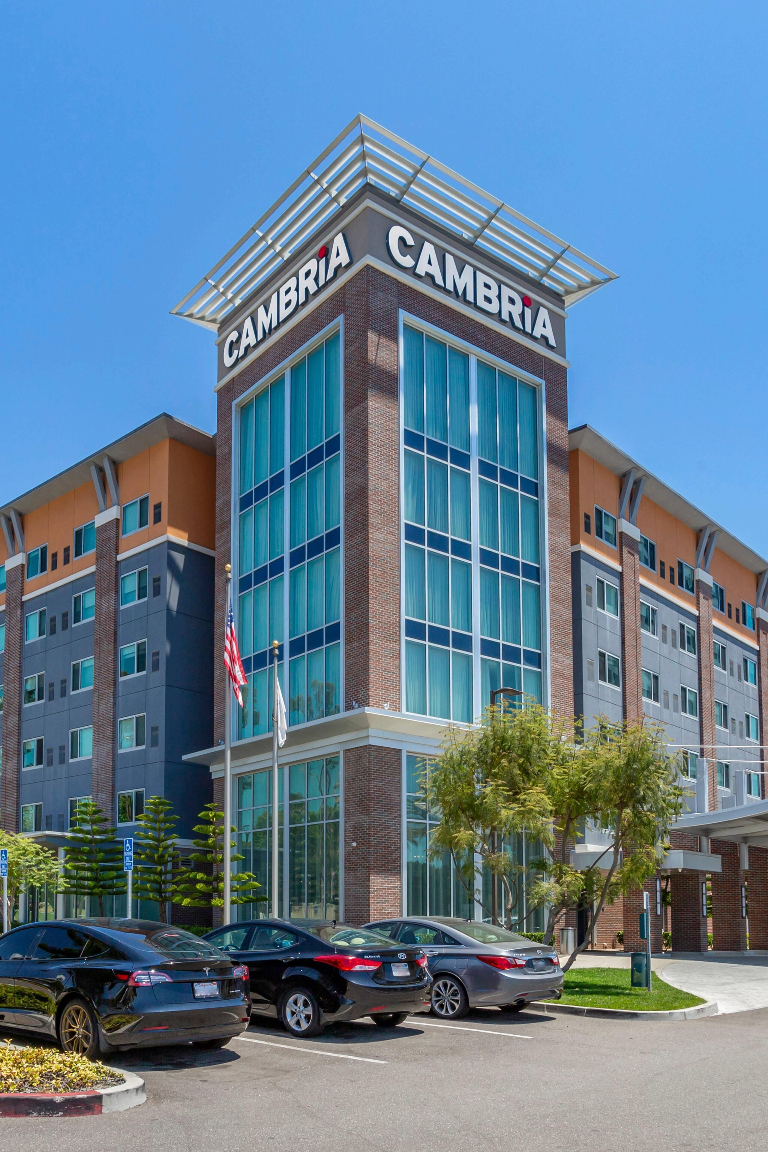 Un edificio moderno con el nombre "CAMBRIA" bien visible.