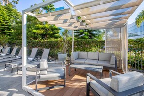 Alberca al aire libre y camas balinesas gratuitas 