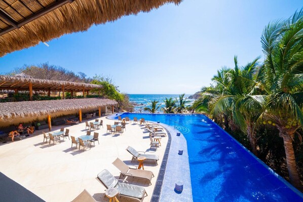 2 outdoor pools, pool umbrellas - Isla Natura Beach Huatulco (Santa María Huatulco)