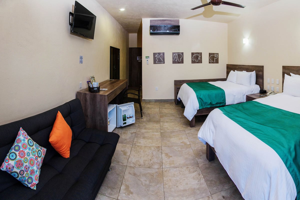 Cubrecamas y minibar con artículos gratuitos