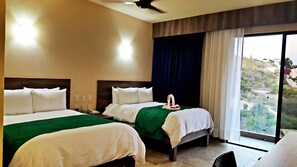 標準客房, 2 張標準雙人床 | 羽絨被、迷你吧贈品、房內夾萬、書桌