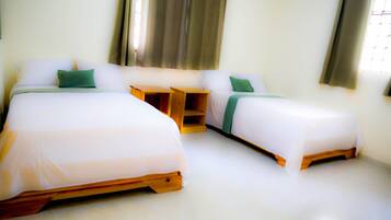 Double with Balcony | 1 makuuhuone, ylelliset vuodevaatteet, tallelokero huoneessa, työpöytä