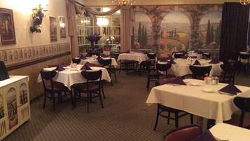 Se sirven cenas y cocina italiana