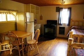 Private kitchen - Lake Five Resort (West Glacier)