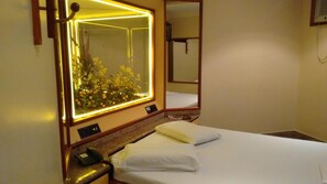 Een minibar, verduisterende gordijnen, gratis wifi, beddengoed
