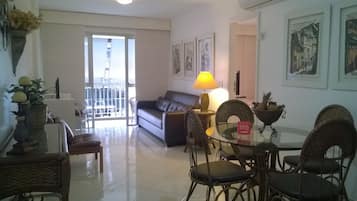 Apartamento superior, 1 quarto | Sala de estar | TV LED