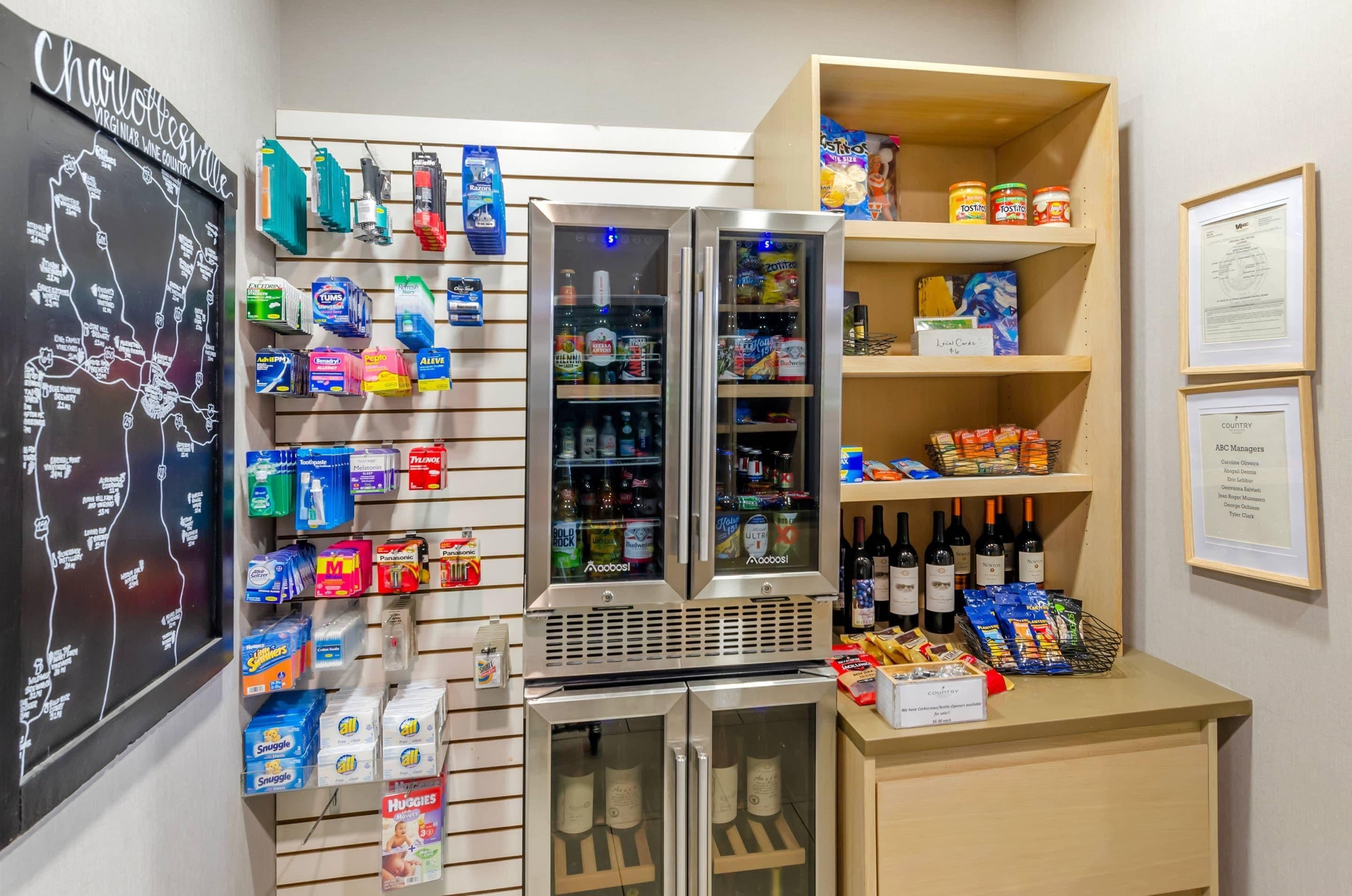 Una tienda con diversos productos, como bocadillos, bebidas y artículos de aseo.