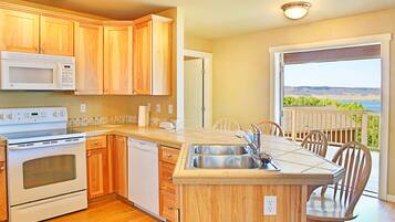 Villa, 5 Bedrooms, Kitchen | 1 bedroom, premium bedding, free WiFi