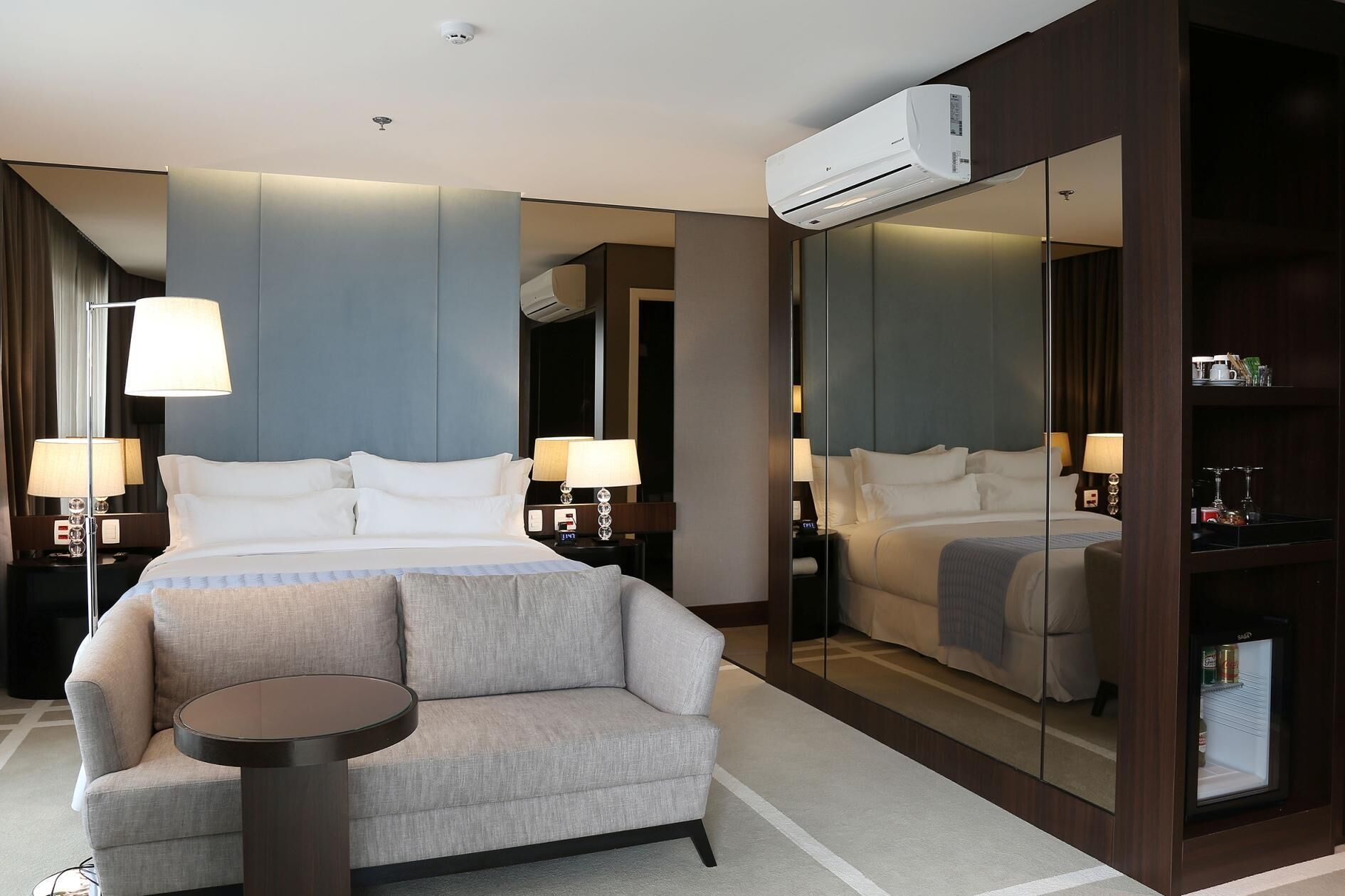 Minibar, két bảo mật tại phòng, bàn 