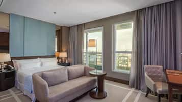 Minibar, coffres-forts dans les chambres, bureau