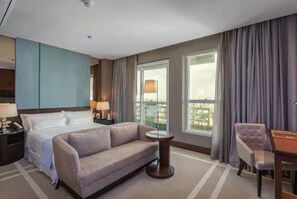 Minibar, Zimmersafe, Schreibtisch, laptopgeeigneter Arbeitsplatz