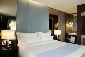 Minibar, caja de seguridad en la habitación y escritorio