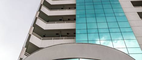 Un edificio alto con un llamativo letrero que dice 'Ca'd'Oro' en la base.