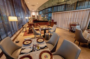 Breakfast, lunch, dinner served; Italian cuisine 