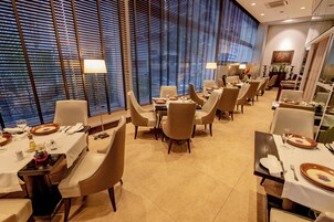 供應早餐、午餐和晚餐，義大利料理