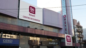 Un hotel con un llamativo letrero 'tri Hotel Smart' y un letrero que dice 'CENTRO DE EVENTOS'.