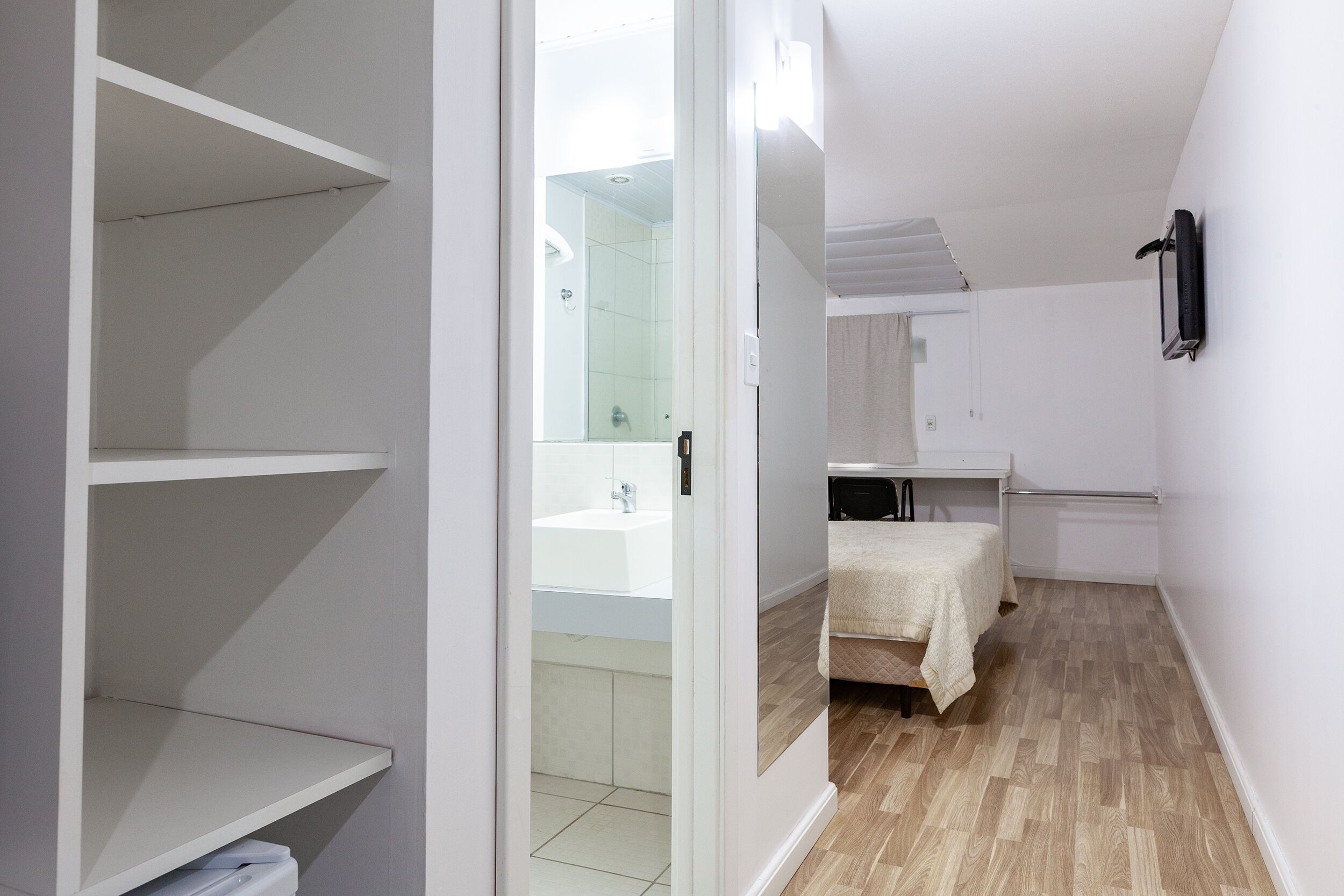 Minibar, caja de seguridad en la habitación y escritorio 