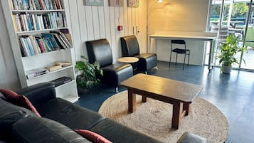 Futbolito, mesa de ping pong, libros
