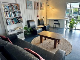 Un futbolín, una mesa de tenis de mesa, libros