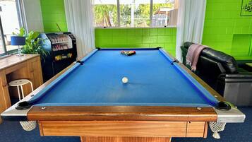 Bola sepak meja, meja ping pong, buku-buku