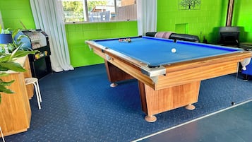 Futbolito, tenis de mesa y libros
