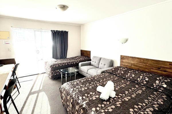 Studio | Desk, blackout drapes, soundproofing, WiFi (free)