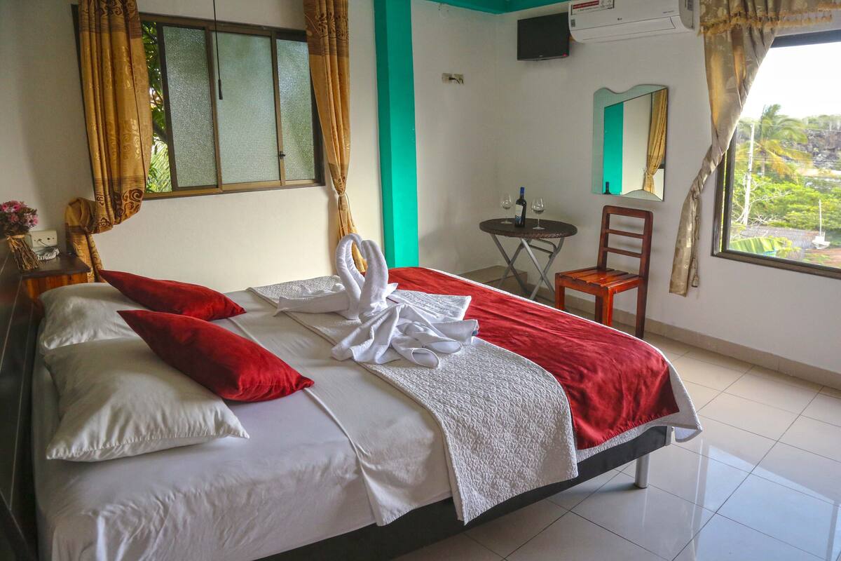 Quarto casal luxo | Escrivaninha, Wi-Fi de cortesia, roupa de cama