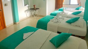 Classic Quadruple Room | Desk, free WiFi, bed sheets - Hostal Sir Francis Drake (Puerto Ayora)