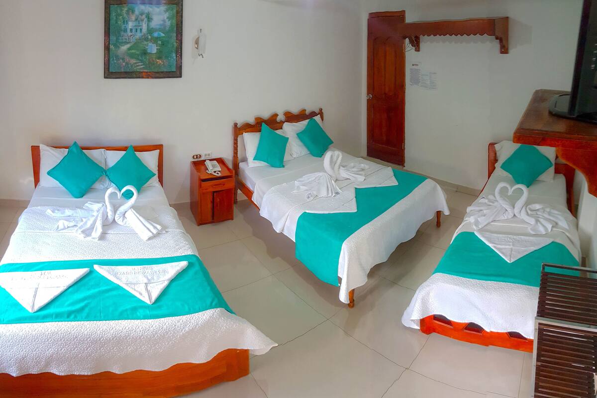 Quarto triplo standard, 3 camas de solteiro | Escrivaninha, Wi-Fi de cortesia, roupa de cama