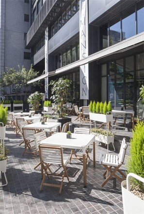 Melayani sarapan, makan siang, dan sarapan siang akhir pekan