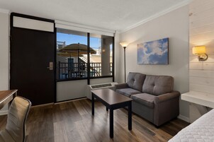 华丽客房, 1 张特大床和 1 张沙发床, 冰箱和微波炉, 一层 | 特色家居、办公桌、笔记本电脑工作区、遮光窗帘