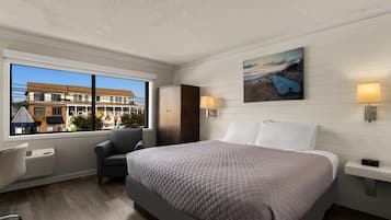 Standardzimmer, 1 King-Bett, Kühlschrank und Mikrowelle | Individuell eingerichtet, Schreibtisch, laptopgeeigneter Arbeitsplatz