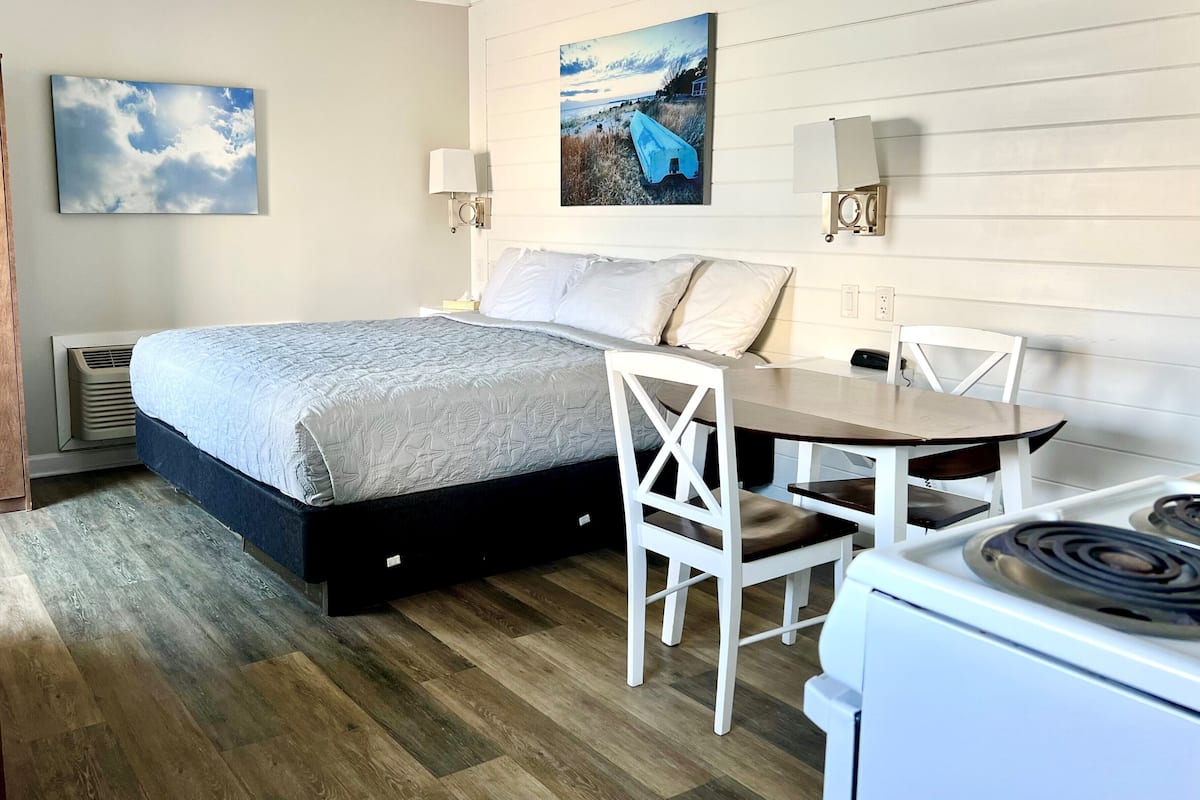 Studio Deluxe, 1 très grand lit, cuisinette, rez-de-chaussée | 1 chambre, ameublement unique, bureau