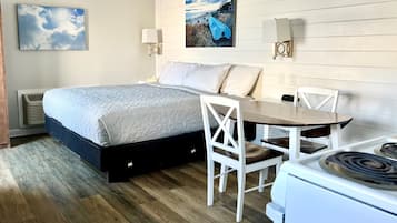 Estúdio luxo, 1 cama King, cozinha americana, no piso térreo | Individualmente mobiliados, escrivaninha